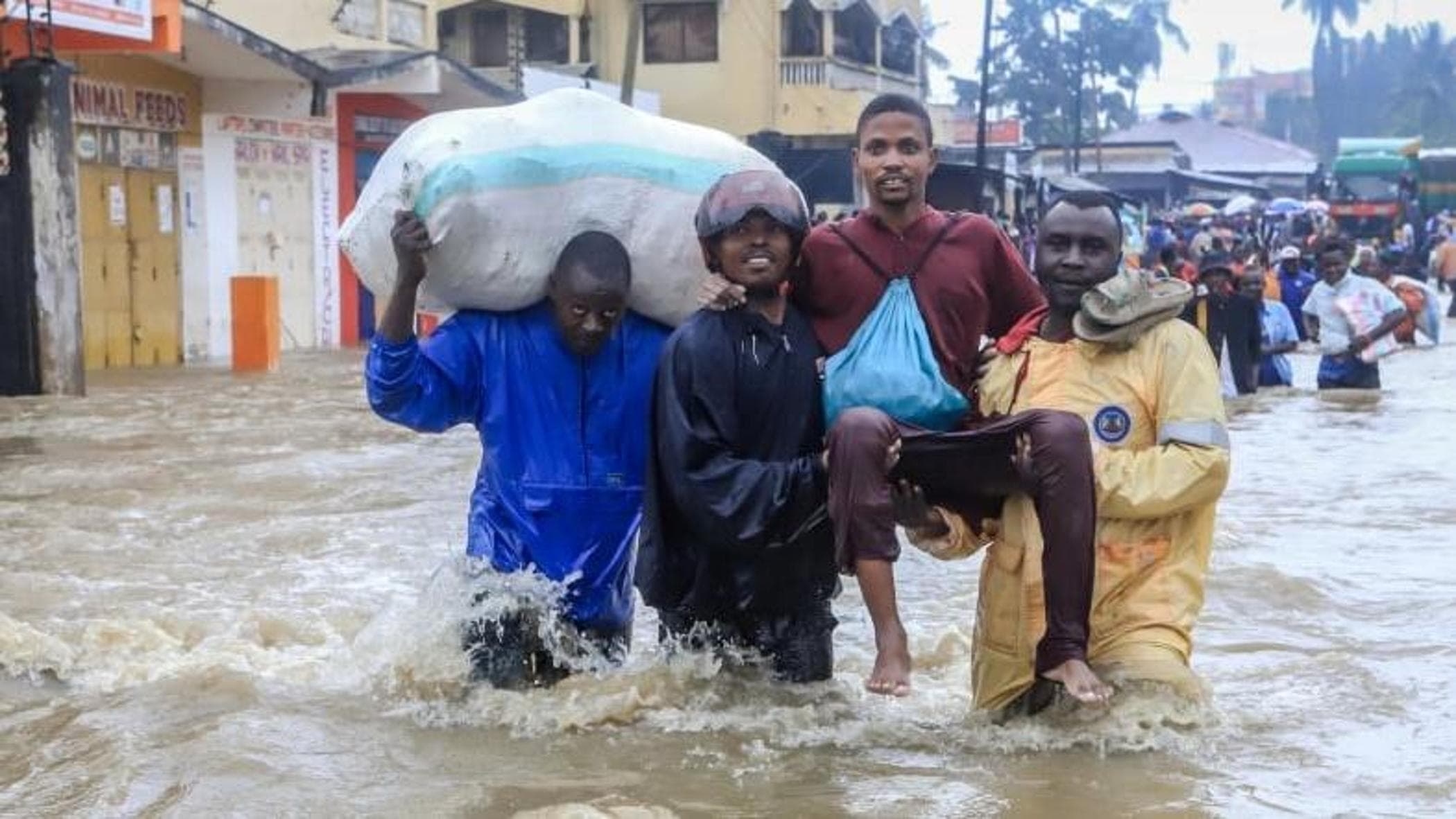 Kenya ve Doğu Afrika'daki şiddetli yağışlar binlerce mülteciyi evlerini terk etmeye zorladı