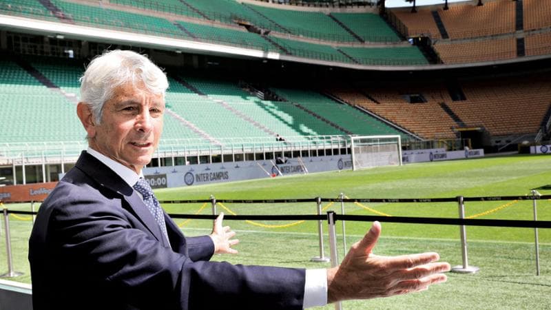 Il ministro per lo Sport Andrea Abodi posa nello stadio Giuseppe Mezza di Milano a margine dell’incontro organizzato dal Figlio sportivo. Milano 24 Aprile 2024.  
ANSA / MATTEO BAZZI