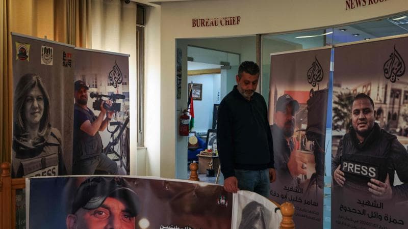 Israele “spegne” Al Jazeera, una delle poche voci giornalistiche a Gaza