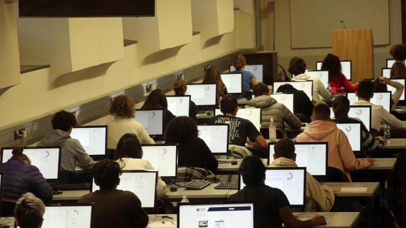 Ecco i 3.500 test per entrare a Medicina. Biologia, chimica ma anche domande su Carlo Magno, Lutero, Sandra Milo e il ponte Morandi