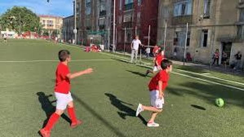 Al suo primo torneo di calcio vede l’avversario a terra, Niccolò, 8 anni, sta per fare gol ma si ferma per aiutarlo