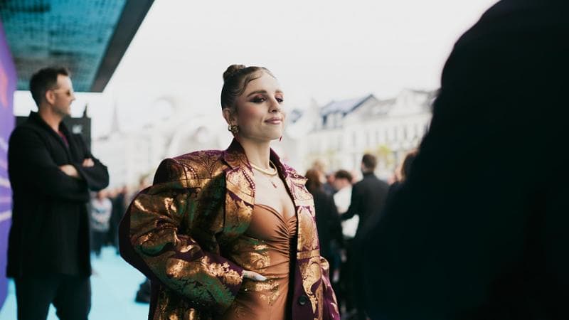Angelina Mango pronta per l’Eurovision. Piove sul ‘Turquoise carpet’, critiche alla regia svedese