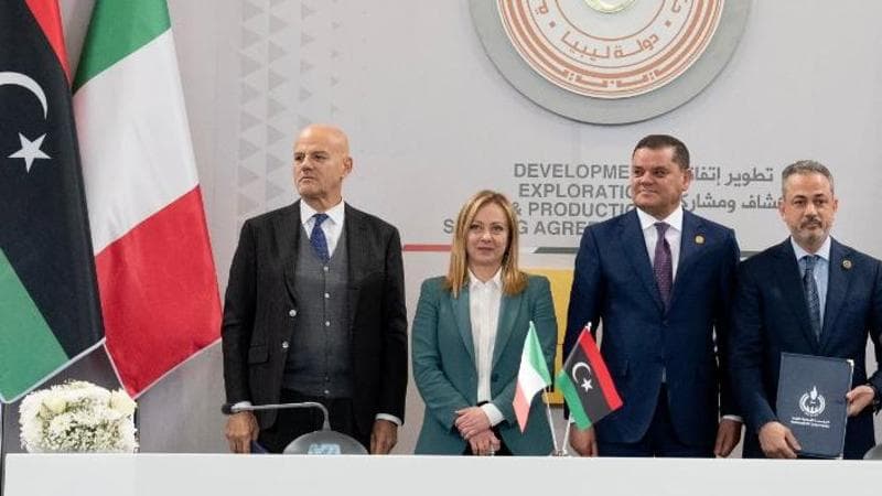 Giorgia Meloni con il premier Dbeibah a Tripoli nel gennaio 2023