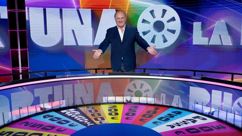 Gerry Scotti conduce la nuova edizione de La Ruota della fortuna su Canale 5