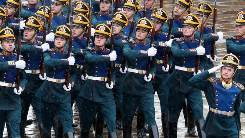 Mosca, 7 maggio: soldati russi durante la parata per l'insediamento di Vladimir Putin