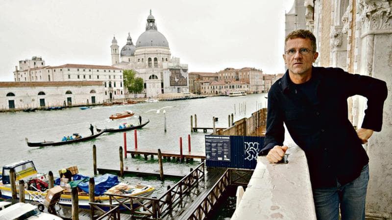 Carlo Ratti, neo curatore della 19° Mostra Internazionale di Architettura della Biennale, posa sulla terrazza di Cà Giustinian, sede della fondazione Biennale, prima della conferenza stampa di presentazione, Venezia 7 maggio 2024. ANSA/ANDREA MEROLA                               