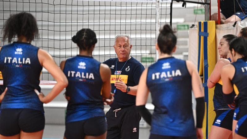 Julio Velasco con le azzurre in ritiro a Milano (foto Federazione Italiana Pallavolo)