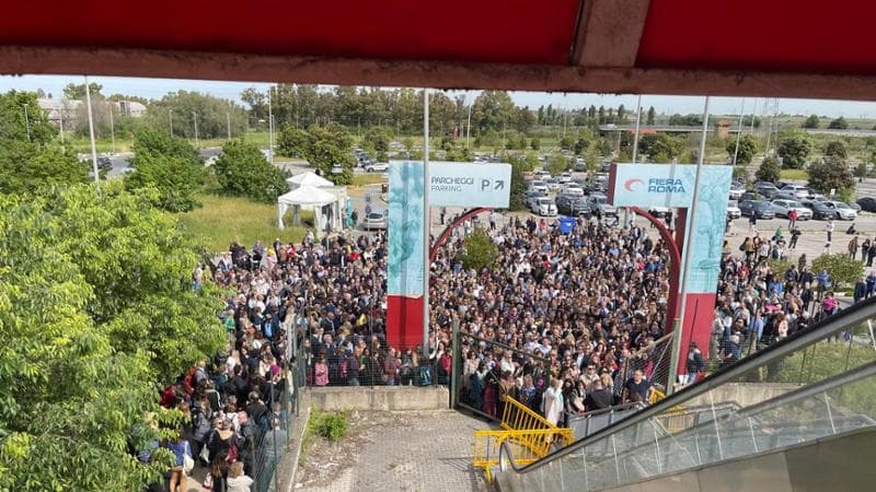 Puzza di fogna, piccioni tra i banchi e ore di attesa, il concorso per i presidi è un incubo: “Calpestata la dignità umana”