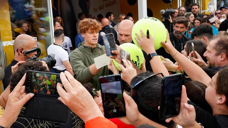 Sinner firma autografi ai tifosi al Foro