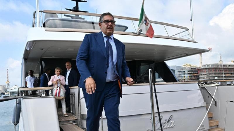 Giovanni Tori scende dallo yacht di Aldo Spinelli, in una foto d'archivio