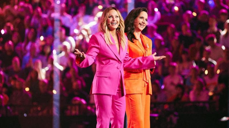 Le conduttrici Petra Mede e Malin Akerman