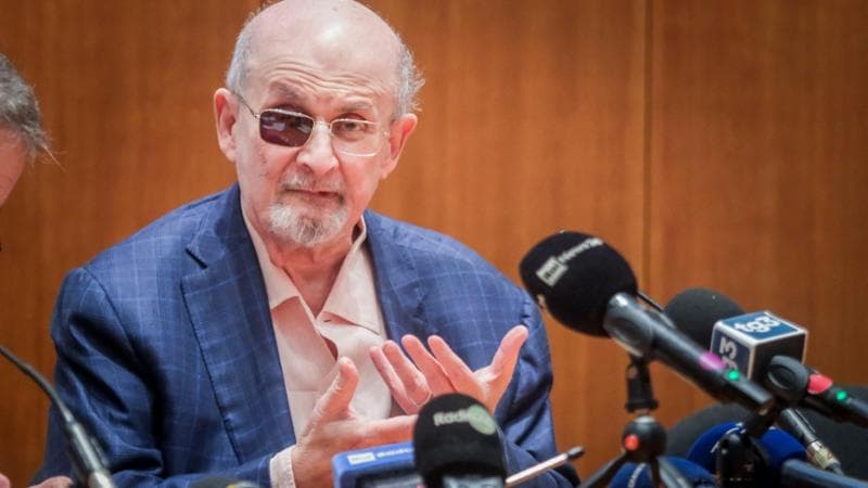 Salman Rushdie a Meloni: “Le consiglio di crescere ed essere meno infantile, i politici devono avere la pelle più dura”