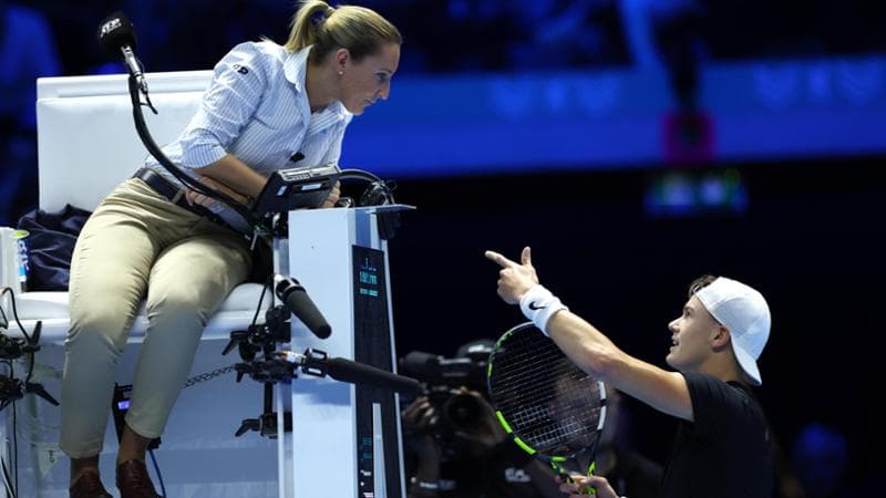 Aurelie Tourte, Francese, 38 anni, è l’unica donna assunta a tempo pieno come giudice dell’Atp. Qui discute conHolger Rune (21 anni) alle ultime Atp Finals di Torino. Clive Brunskill/Getty Images