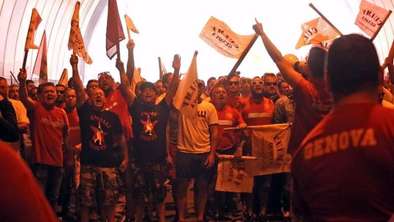 Una manifestazione dei portuali di Genova