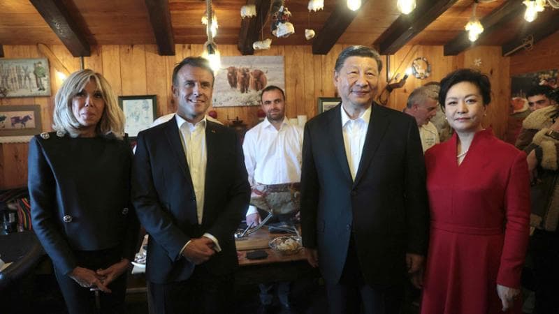 Il presidente francese Emmanuel Macron e il leader cinese Xi Jinping, con le rispettive mogli, in un ristorante sui Pirenei la scorsa settimana. Macron ha portato Xi, in visita ufficiale in Francia, nei luoghi della sua infanzia