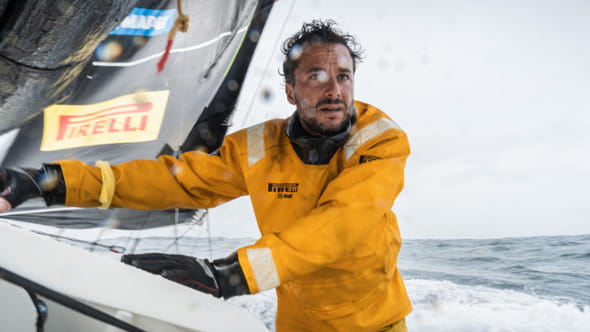 Ambrogio Beccaria: “Mi vesto sdraiato, dormo 20 minuti, mangio mango secco: la mia vita in barca sull’Atlantico in tempesta” 