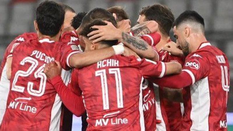 I giocatori del Bari festeggiano la vittoria sul Brescia