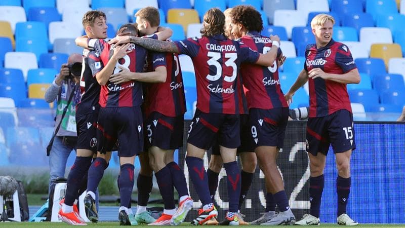 I giocatori del Bologna esultano dopo il gol di Ndoye