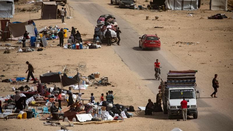 Israele dà un nuovo ordine di evacuare Rafah: esodo palestinese in spiaggia senza cibo né bagni