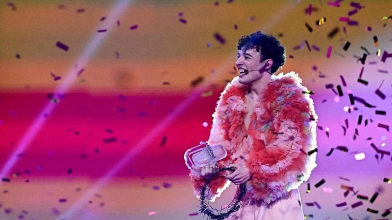 Nemo, troppa gioia per la vittoria all’Eurovision: mentre festeggia rompe il trofeo ferendosi al pollice