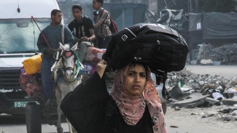 Una donna palestinese lascia Jabalia e va verso Gaza dopo l'ordine di evacuazione