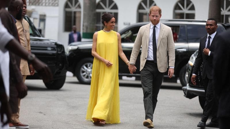 Harry e Meghan ripartono dalla Nigeria e l’abito “Windsor” scatena le polemiche