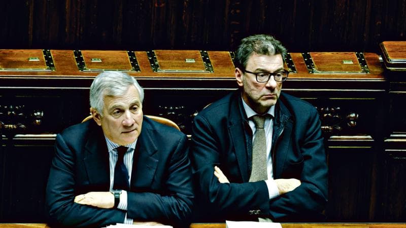 Il ministro degli Affari Esteri Antonio Tajani (s) e il ministro dell'Economia Giancarlo Giorgetti alla Camera durante il voto sulla Legge di Bilancio, Roma, 29 Dicembre 2023. ANSA/GIUSEPPE LAMI