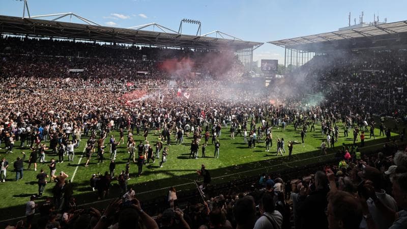 La festa per la promozione del St.Pauli