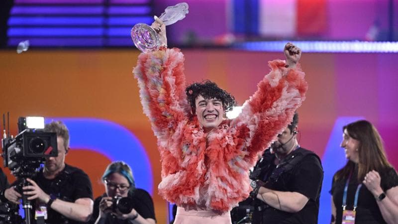 Il cantante svizzero Nemo dopo la vittoria a Eurovision