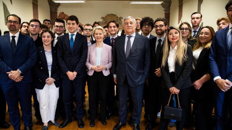 Antonio Tajani con la presidente della Commissione europea e candidata del Ppe Ursula von der Leyen, durante l’incontro con i giovani di Forza Italia alla Fondazione De Gasperi a Roma