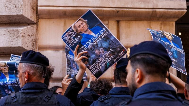 Studenti contestano von der Leyen a Roma