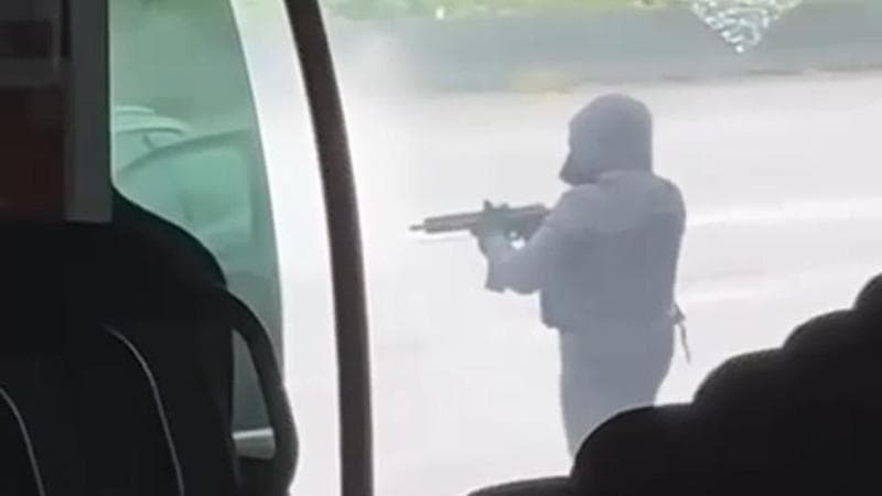 Gomorra in Normandia: due agenti falciati in strada da un commando, evade il boss Mohamed Amra, detto “la Mosca”