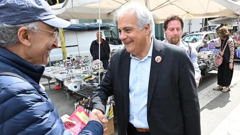 Roberto Salis, il papà di Ilaria, mentre fa campagna elettorale per la figlia