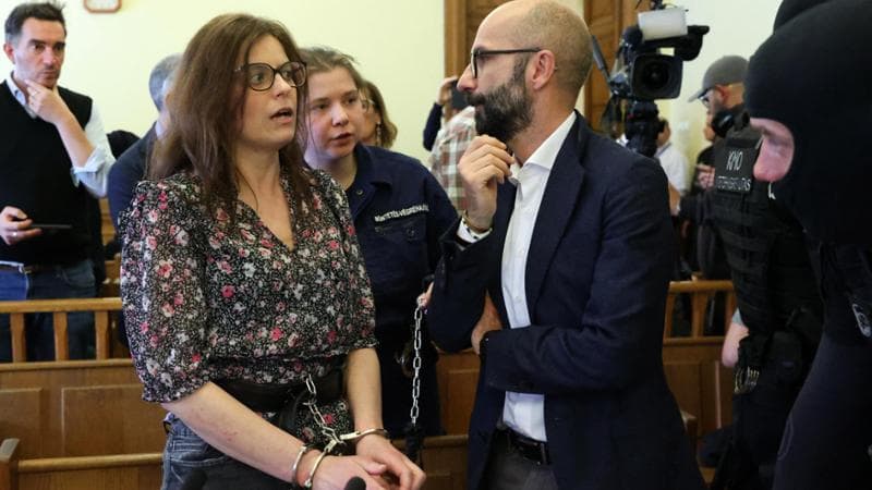Ilaria Salis in tribunale a Budapest&nbsp;con il suo avvocato Eugenio Losco
