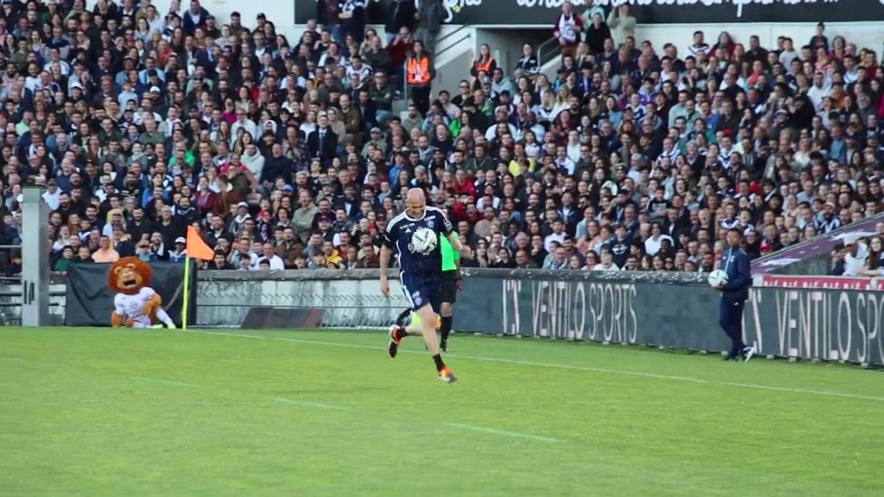 Zinedine Zidane incanta ancora: controlla il pallone con l'eleganza di sempre in un'amichevole a 51 anni