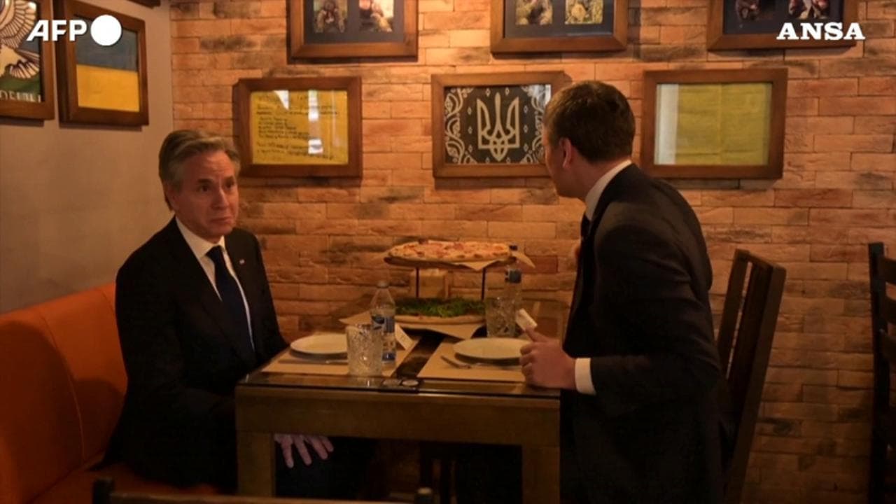 Blinken a Kiev, per pranzo una pizza della catena fondata dai veterani ucraini della guerra del Donbass