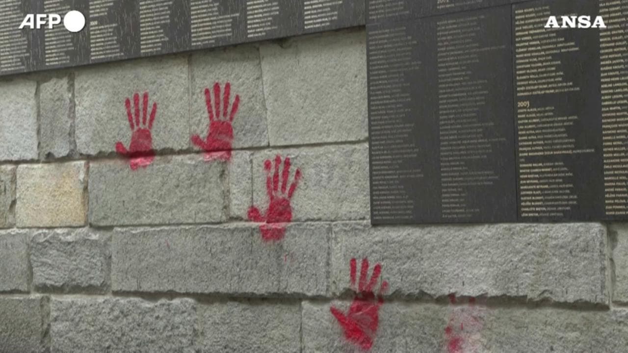 Parigi, dipinte mani rosse di sangue sul Memoriale dei Giusti che aiutarono gli ebrei sotto l'occupazione nazista