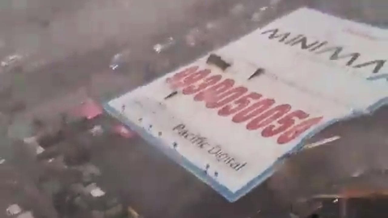 Maltempo in India, il vento abbatte un cartellone pubblicitario alto 30 metri: 14 morti e 74 feriti