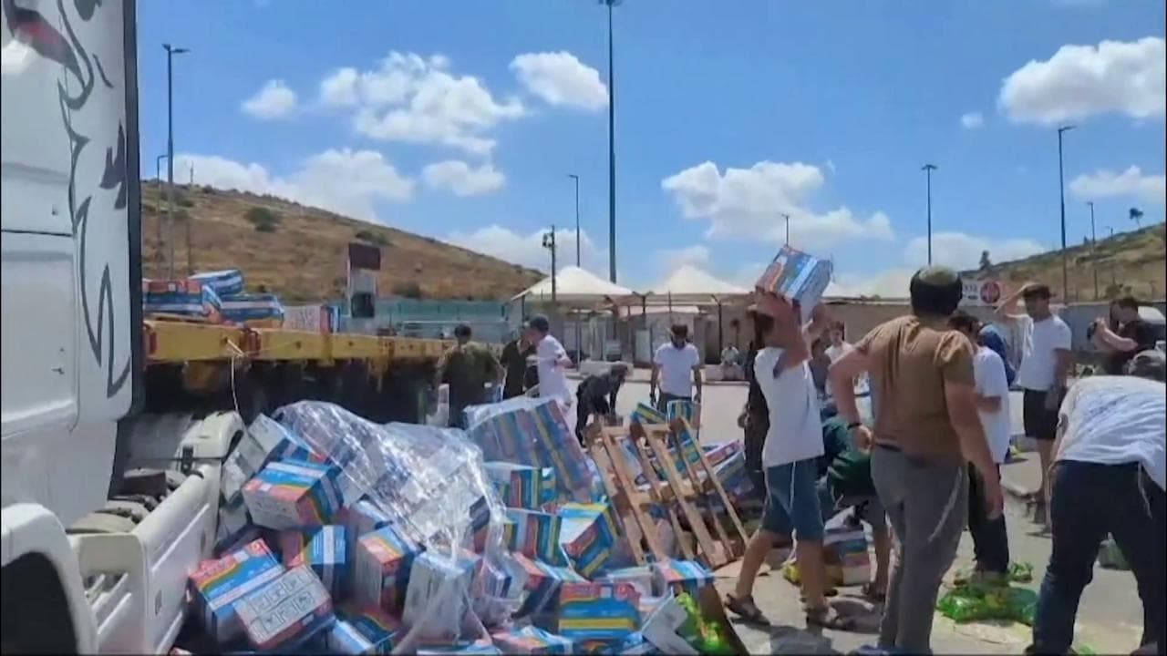 Cisgiordania, manifestanti israeliani bloccano il convoglio umanitario diretto a Gaza: "No agli aiuti a Hamas"