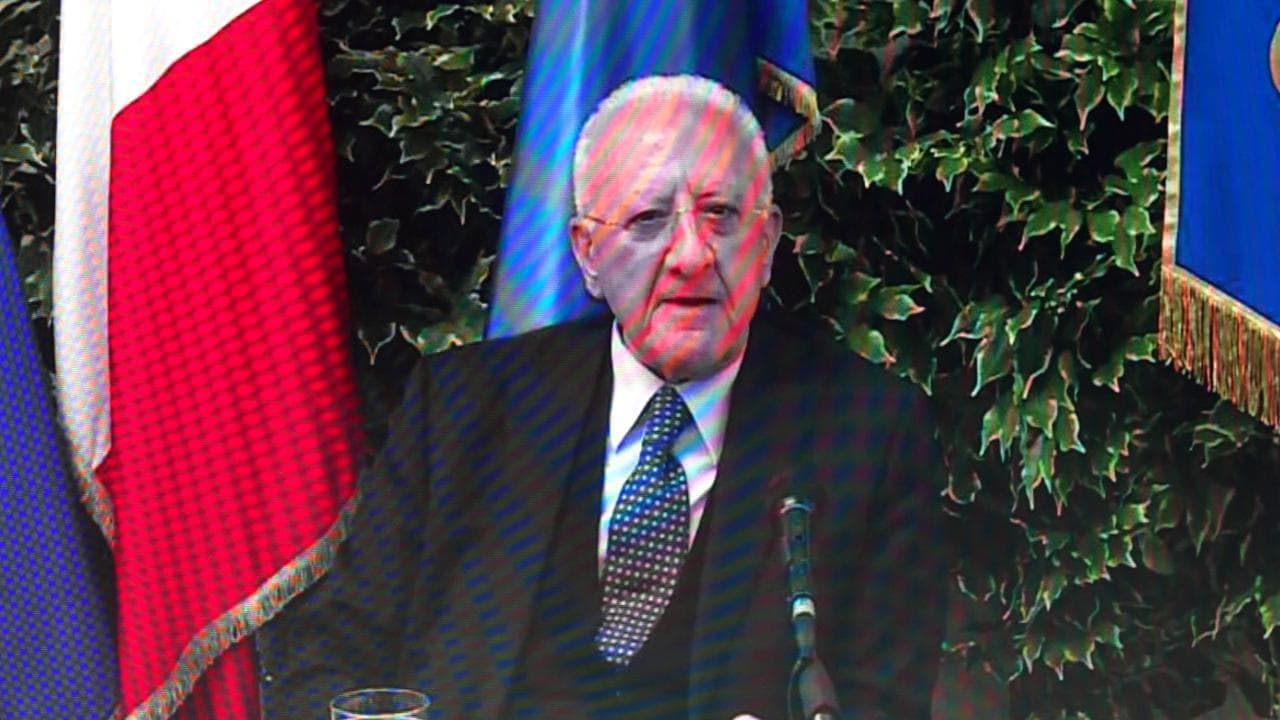 De Luca: "Con questo clima politico mi auguro che l'anno prossimo non dovremo venire al Salone con la tessera del partito"