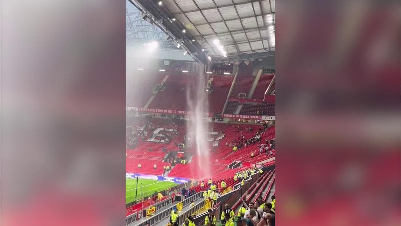 Calcio, Old Trafford allagato: una cascata d'acqua nello stadio del Manchester United