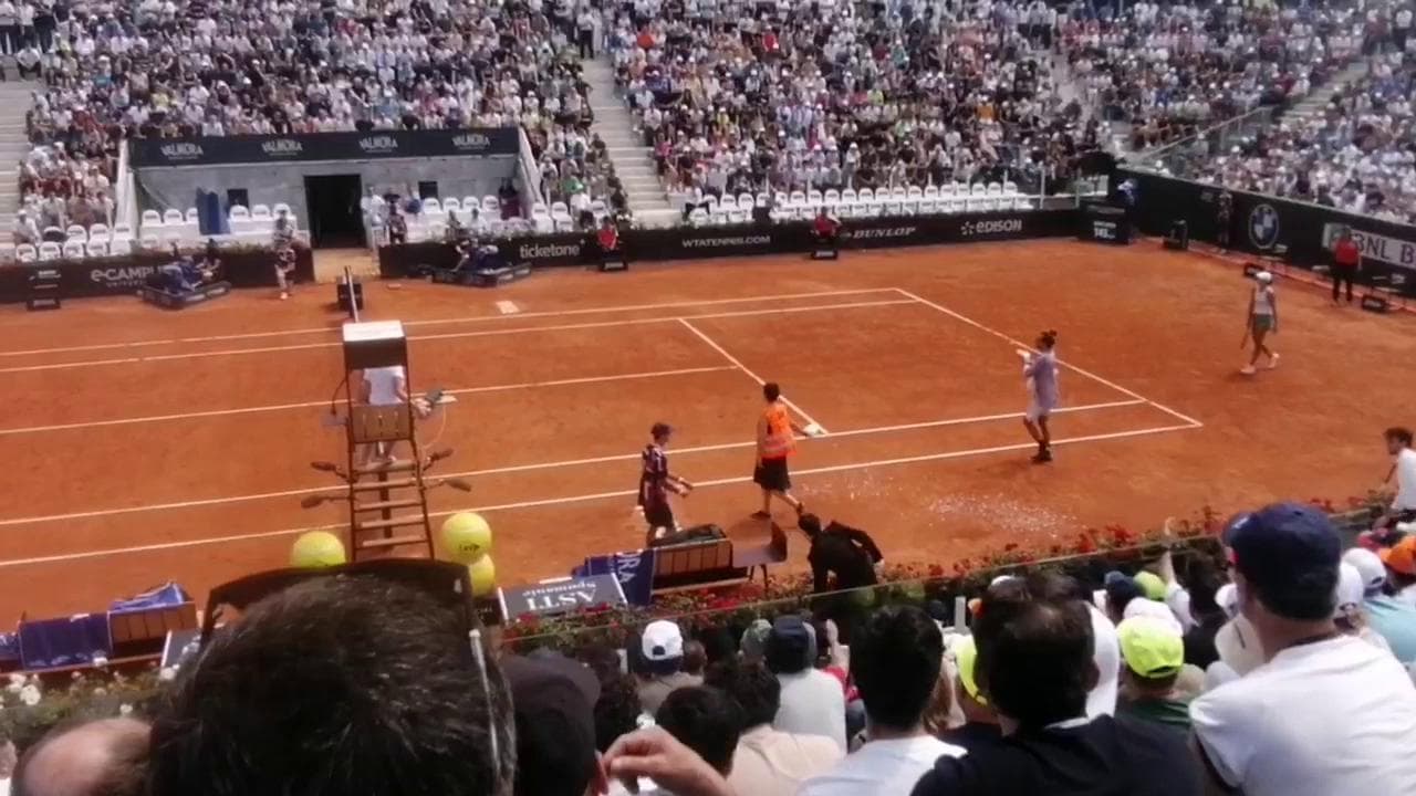 Internazionali di tennis, attivisti di Ultima Generazione gettano vernice e coriandoli sui campi
