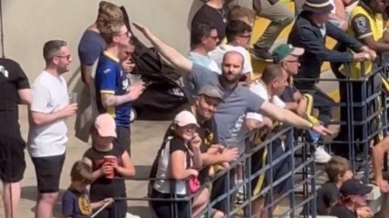 Il gesto vergognoso del tifoso, che durante Verona-Torino mima l'aereo di Superga