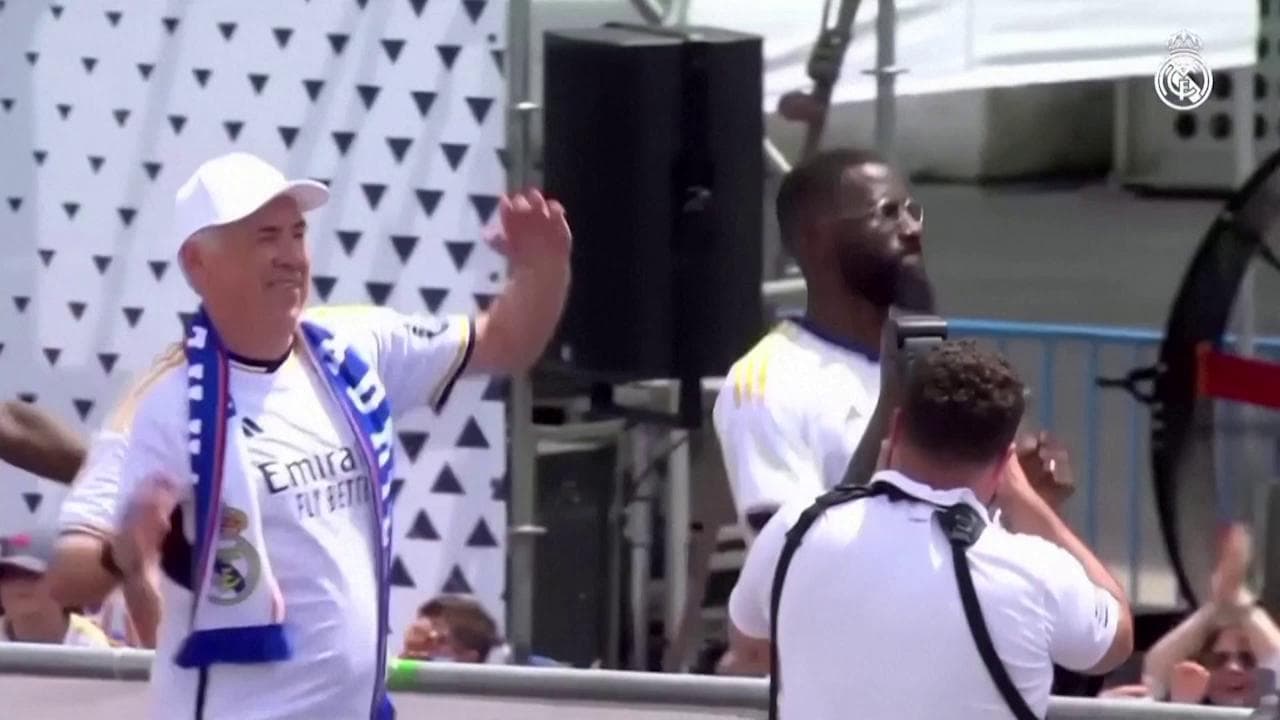 Carlo Ancelotti scatenato alla festa per il titolo del Real Madrid: canta, balla e chiama i cori