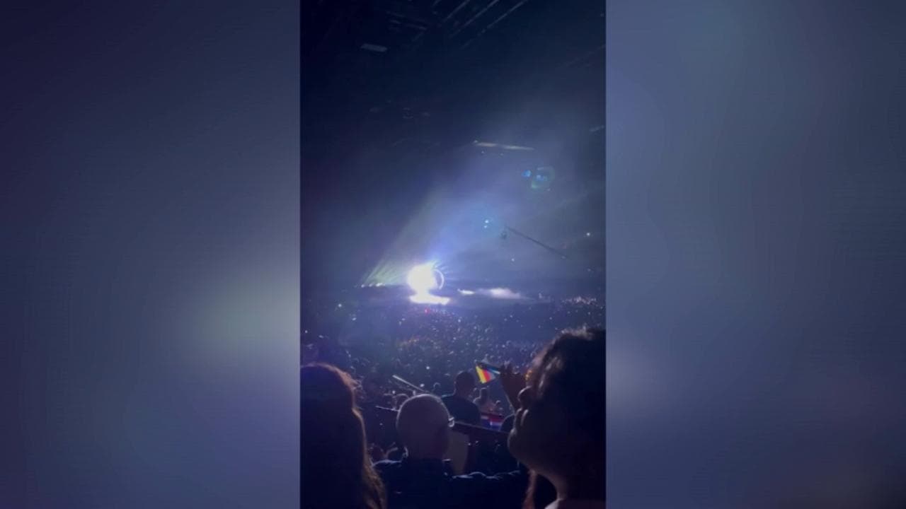 Eurovision, Eden Golan sul palco della Malmo Arena: l'artista israeliana viene fischiata dal pubblico