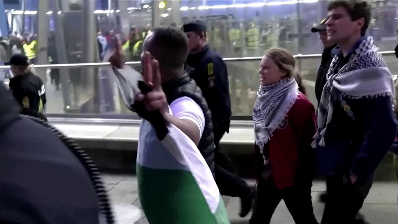 Eurovision, Greta Thunberg allontanata dalla polizia durante la protesta filo-palestinese