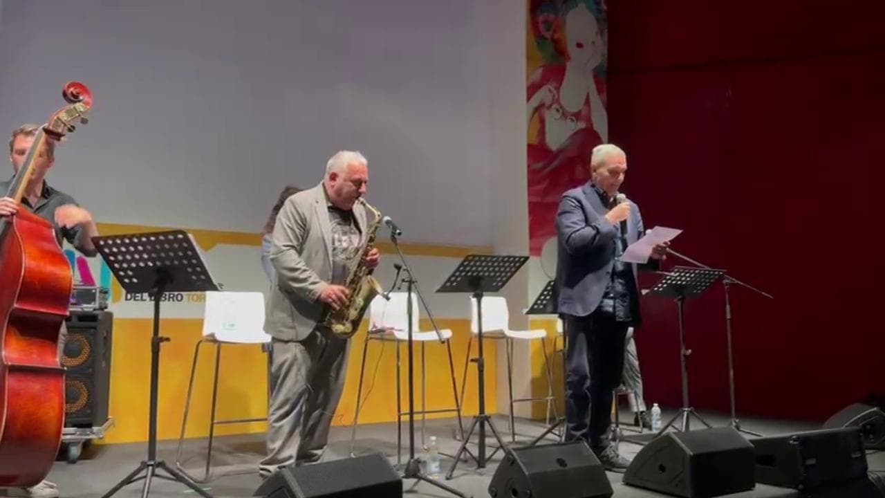 Maurizio De Giovanni: standing ovation per l'emozionante reading su autonomia, premierato e difesa della Costituzione