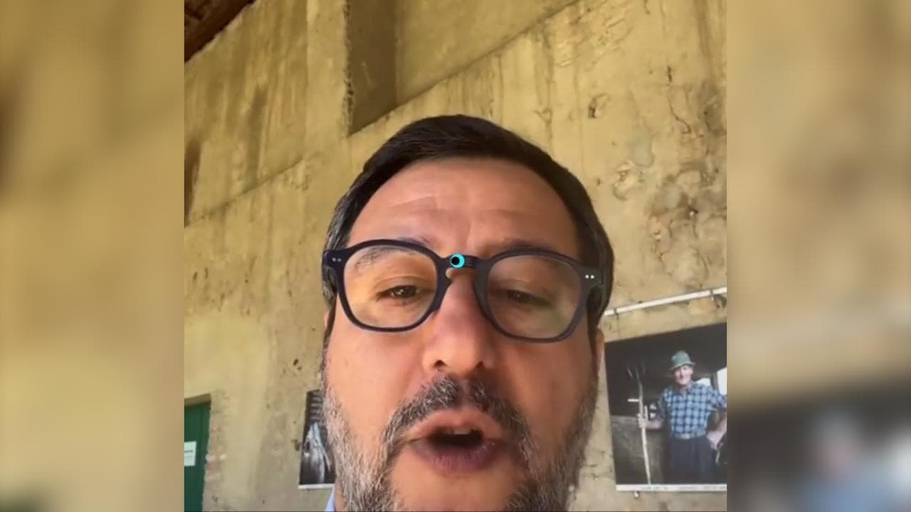 Matteo Salvini live sui social, ma ci sono problemi di connessione: all'improvviso spunta un tatuatore