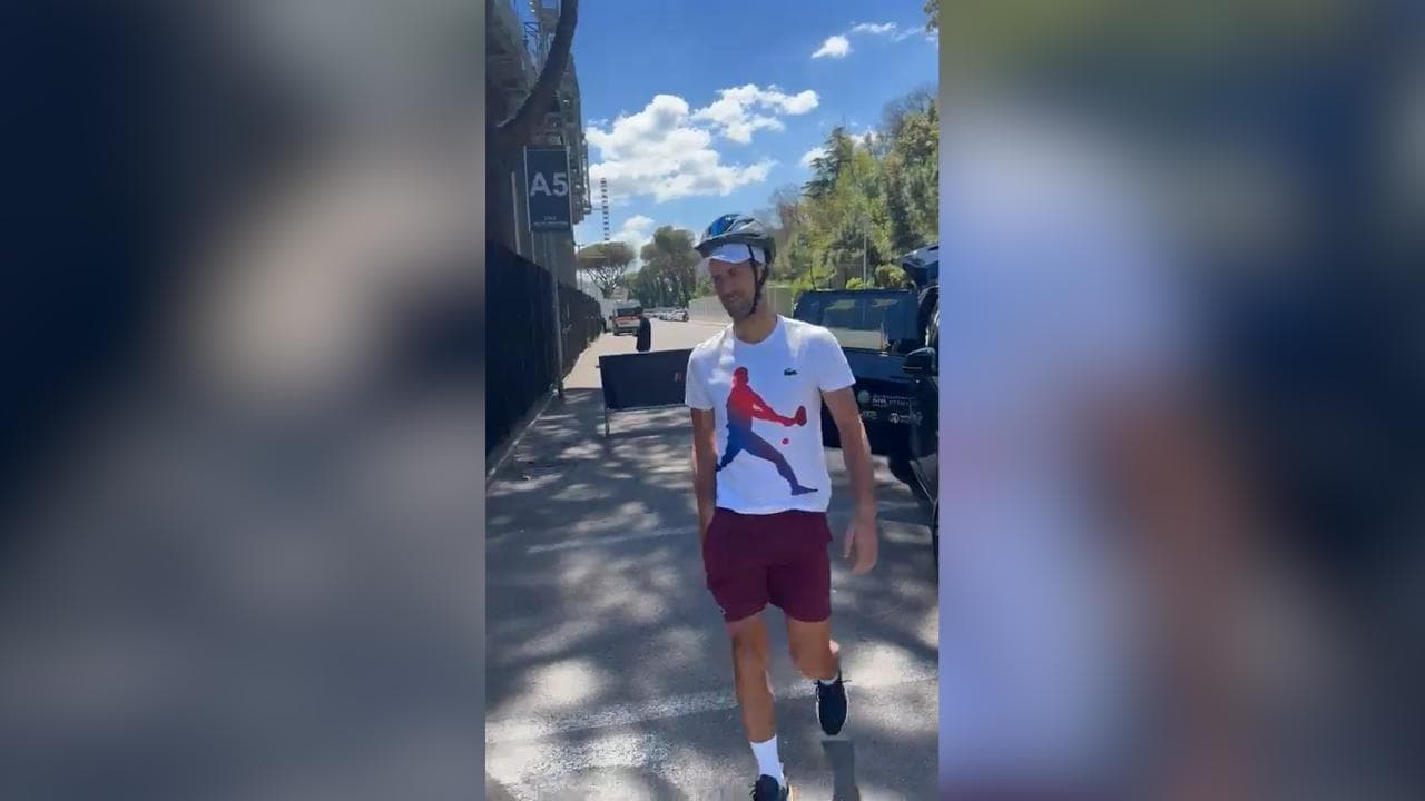 Roma, Internazionali di tennis: Djokovic firma autografi con il casco, dopo la borraccia in testa