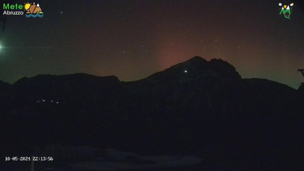 Tempesta solare sulla Terra: in Abruzzo compare una spettacolare aurora boreale